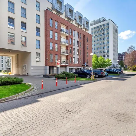 Stylish With Balcony & Parking Old Town By Renters Apartman